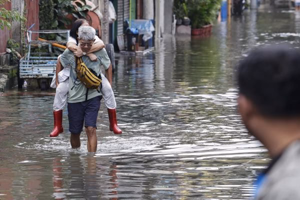 Doce muertos y ocho desaparecidos tras lluvias monzónicas y dos ciclones en Filipinas